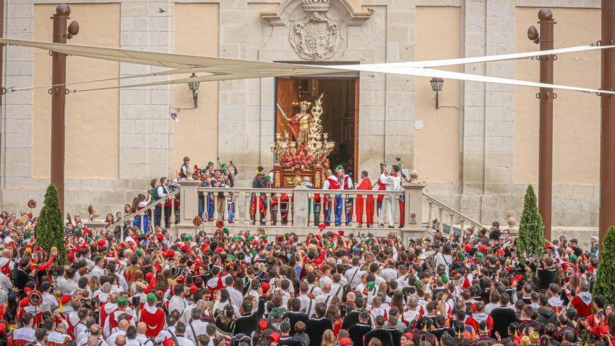 ártir protagoniza una multitudinaria procesión de Bajada en Petrer