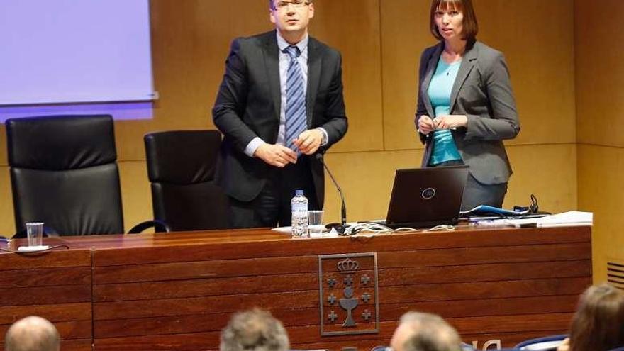 La profesora de la Universidad Carlos III, Anna Fiodorova (d.), ayer en su conferencia en el congreso de Mediación Penal en Vigo. // J.L.