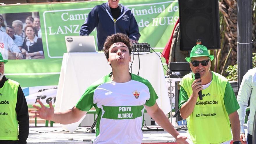 Así es el Campeonato del Mundo de lanzamiento de hueso de dátil de Elche