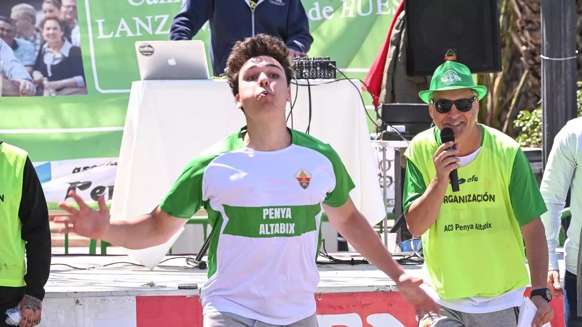 Así es el Campeonato del Mundo de lanzamiento de hueso de dátil de Elche