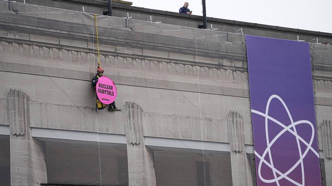 Greenpeace protesta ante la Cumbre de la Energía Nuclear en Bruselas