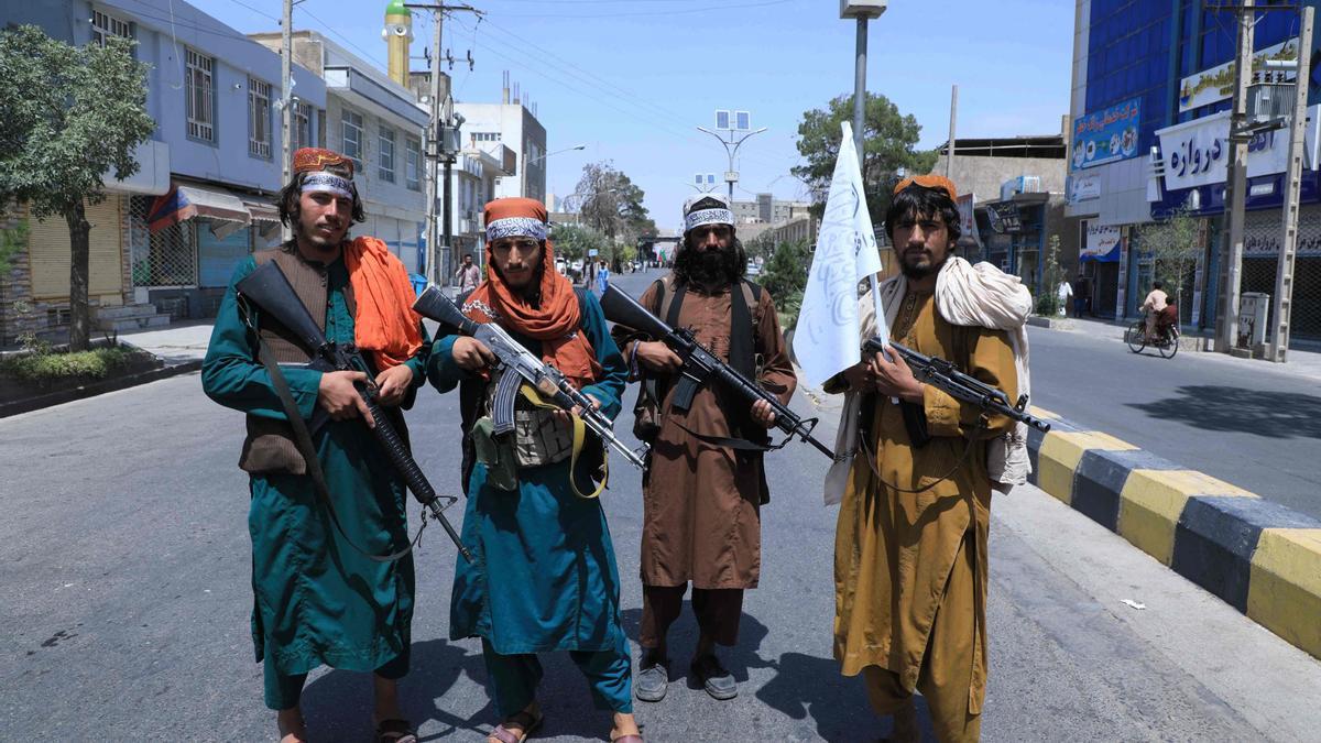 Combatientes talibanes patrullan en una calle de Herat, el pasado 19 de agosto.