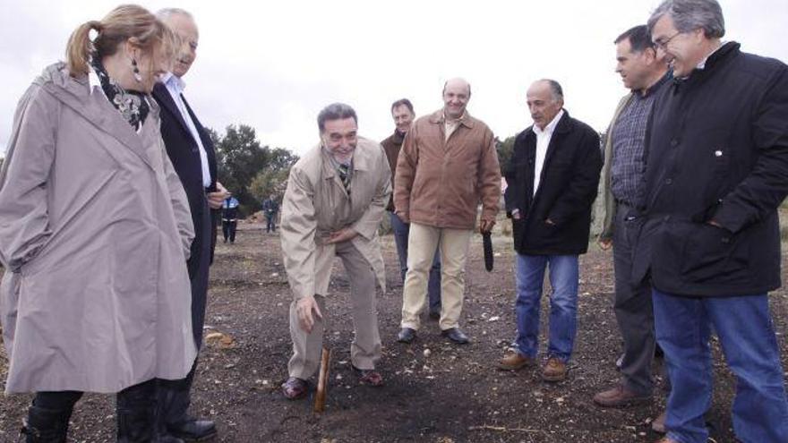 Alcaldes de Sanabria, con Alejo, marcan el punto de la estación del AVE.