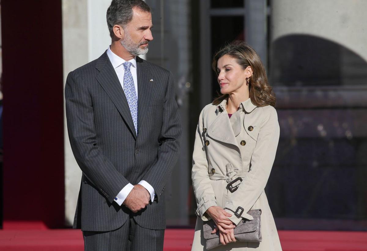 Letizia Ortiz con trench de Burberry junto a Felipe VI