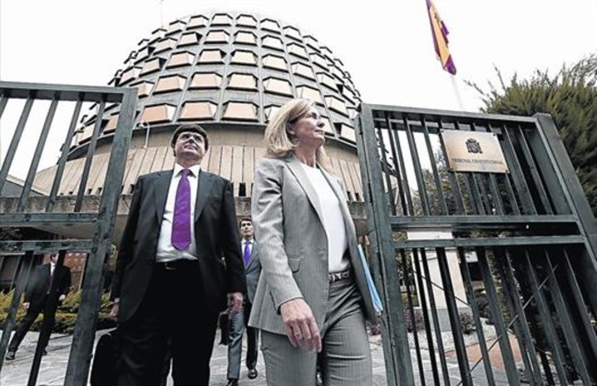 L’advocada general de l’Estat, Marta Silva, abandona la seu del Tribunal Constitucional després de presentar els recursos contra la consulta.