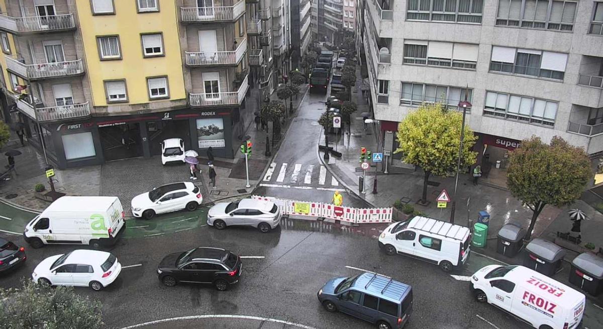 Vista de la calle Brasil de Vigo cortada al tráfico por trabajos de asfaltado.