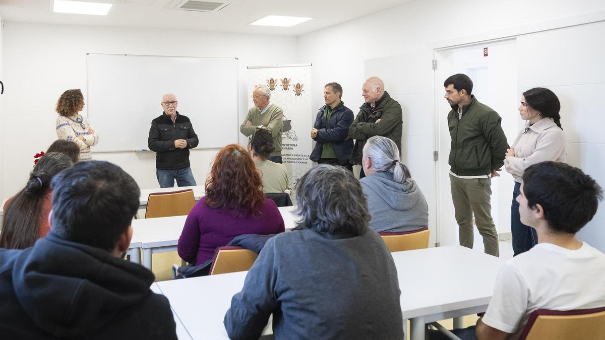 El consejero de Sector Primario, Soberanía Alimentaria y Seguridad Hídrica, Miguel Hidalgo, durante el acto de bienvenida al alumnado de la Escuela de Apicultura.