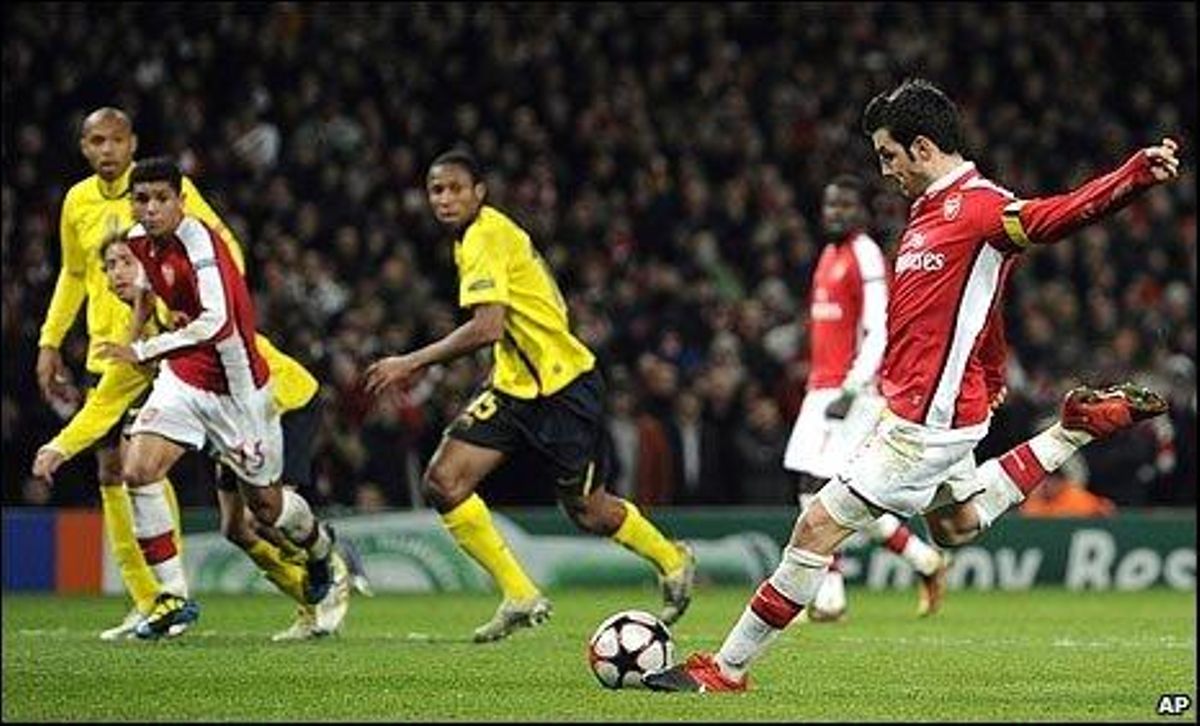 El penalti con el que Cesc Fàbregas firmó el definitivo 2-2 contra el Barça la pierna rota