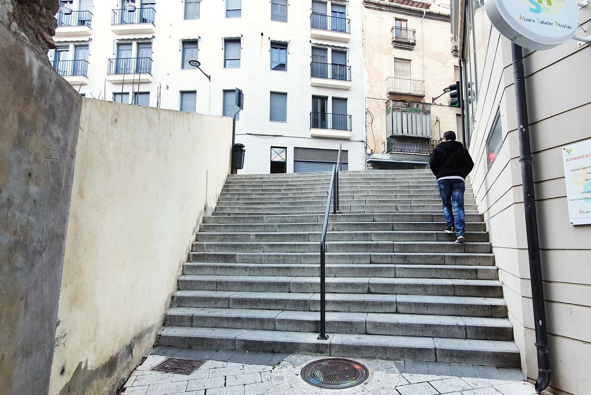 El plan contempla una actuación para acabar con la "barrera" que suponen las escaleras de la calle Terradets