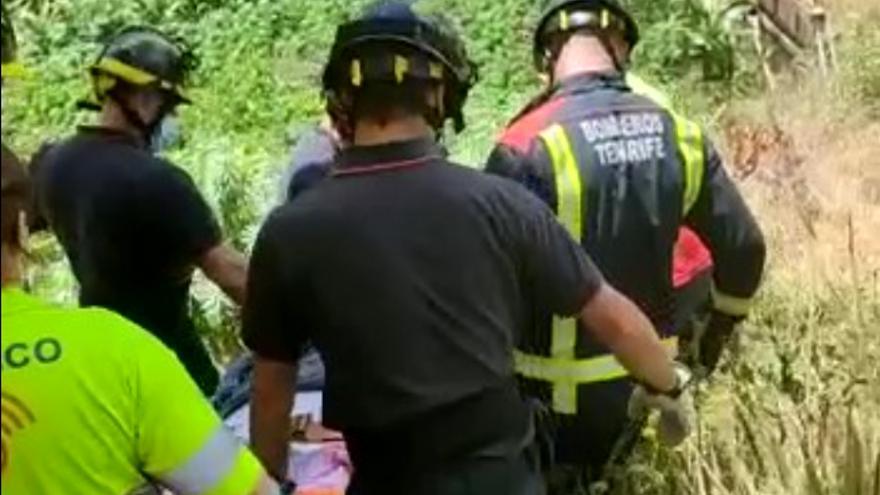 Los bomberos lo rescatan de su casa en Anaga para ir al médico