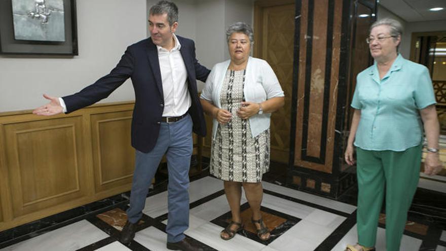 Fernando Clavijo y Pilar Vera, ayer, en Presidencia, en la capital grancanaria.