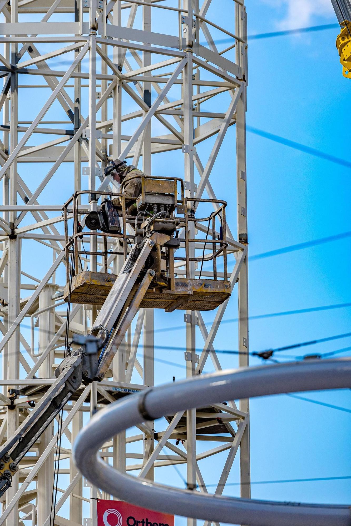 Las maquinarias y operarios han trabajado en colocar las últimas piezas de la estructura principal.