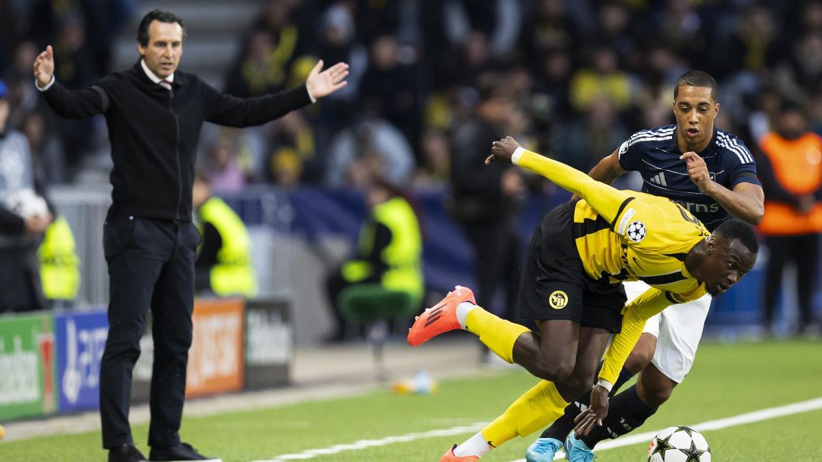 Unai Emery viendo la victoria del Villa ante el Young Boys