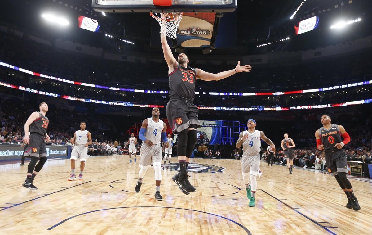 JGM113. New Orleans (United States), 20/02/2017.- Western Conference center Marc Gasol of Spain (C) goes to the basket against the Eastern Conference during the NBA All-Star Game at the Smoothie King Center in New Orleans, Louisiana, USA, 19 February 2017. (España, Baloncesto, Nueva Orleáns, Estados Unidos) EFE/EPA/GERALD HERBERT / ASSOCIATED PRESS / POOL (España, Baloncesto, Nueva Orleáns, Estados Unidos) EFE/EPA/GERALD HERBERT / ASSOCIATED PRESS / POOL