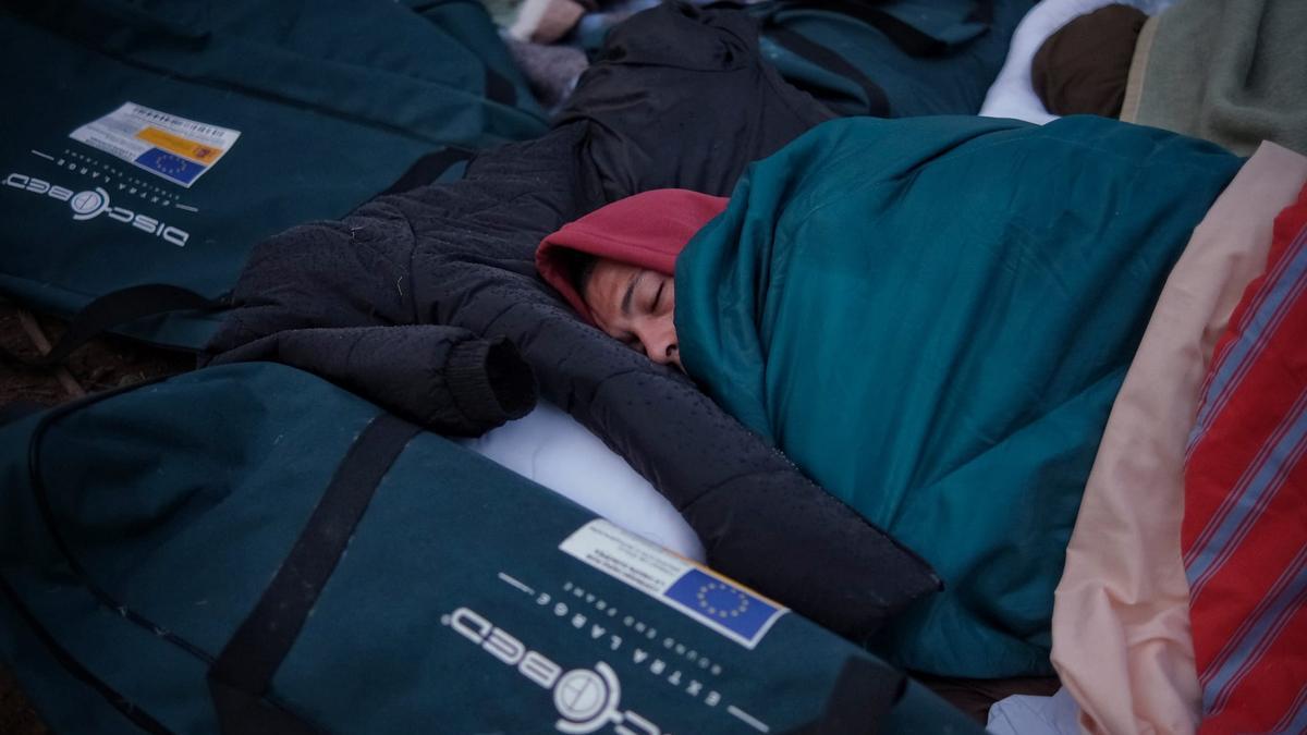 Unos 40 inmigrantes vuelven a dormir a la intemperie en Las Raíces