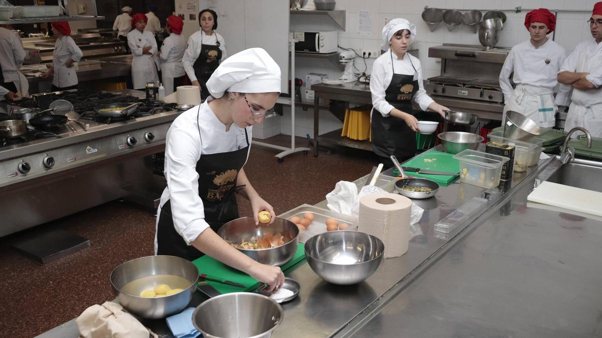 El concurso de tortillas en la Escuela de Hostelería de Gijón, en imágenes.