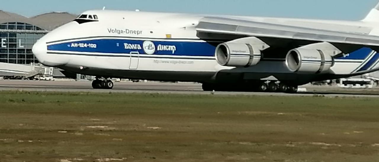 Imagen del Antonov en la plataforma del aeropuerto desde donde preveía despegar a primera hora de la mañana