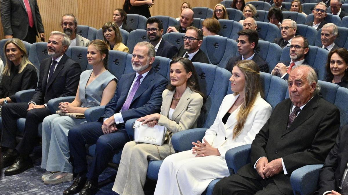 El presidente de la Fundación Ibercaja, Amado Franco, juno a la infanta Sofía, los Reyes de España y la princesa Leonor.