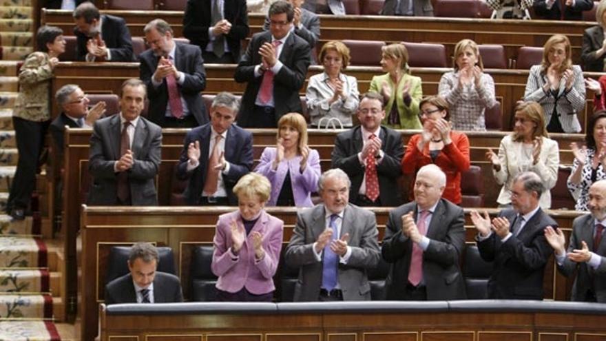 Los parlamentarios socialistas, puestos en pie, aplauden la intervención de Rodríguez Zapatero.