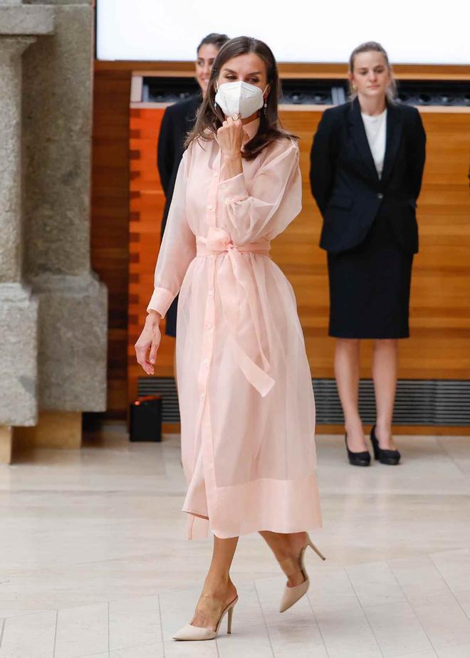 La reina Letizia con un vestido fluido en tono rosa en los Premios Nacionales de Cultura
