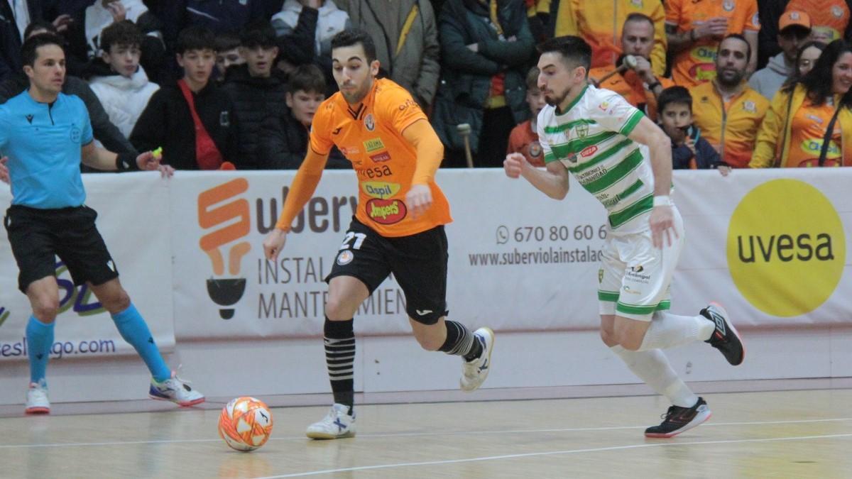 Bolo persigue a Nacho Gómez en el partido Ribera Navarra-Córdoba Futsal.