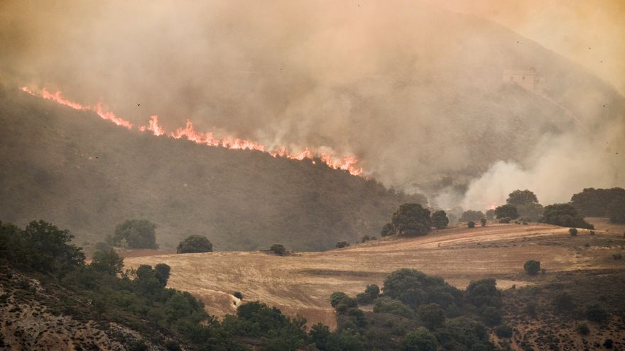 Los incendios de Orense, Lugo y Zaragoza siguen activos y sin control.