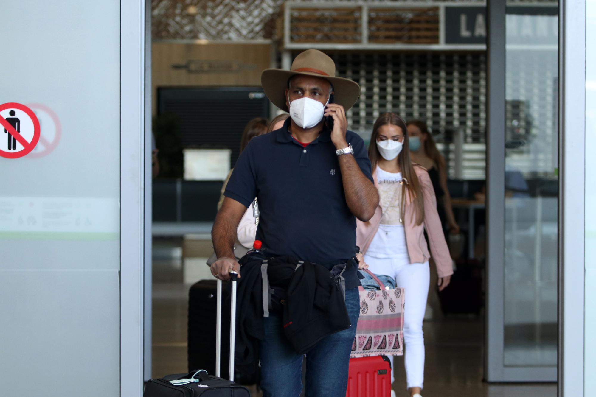 Turistas llegan al aeropuerto de Málaga el lunes 24 de mayo, tras relajarse las restricciones
