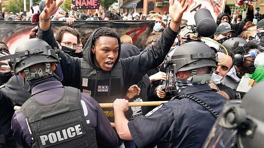 Moments de tensió entre policies i manifestants a Louisville.