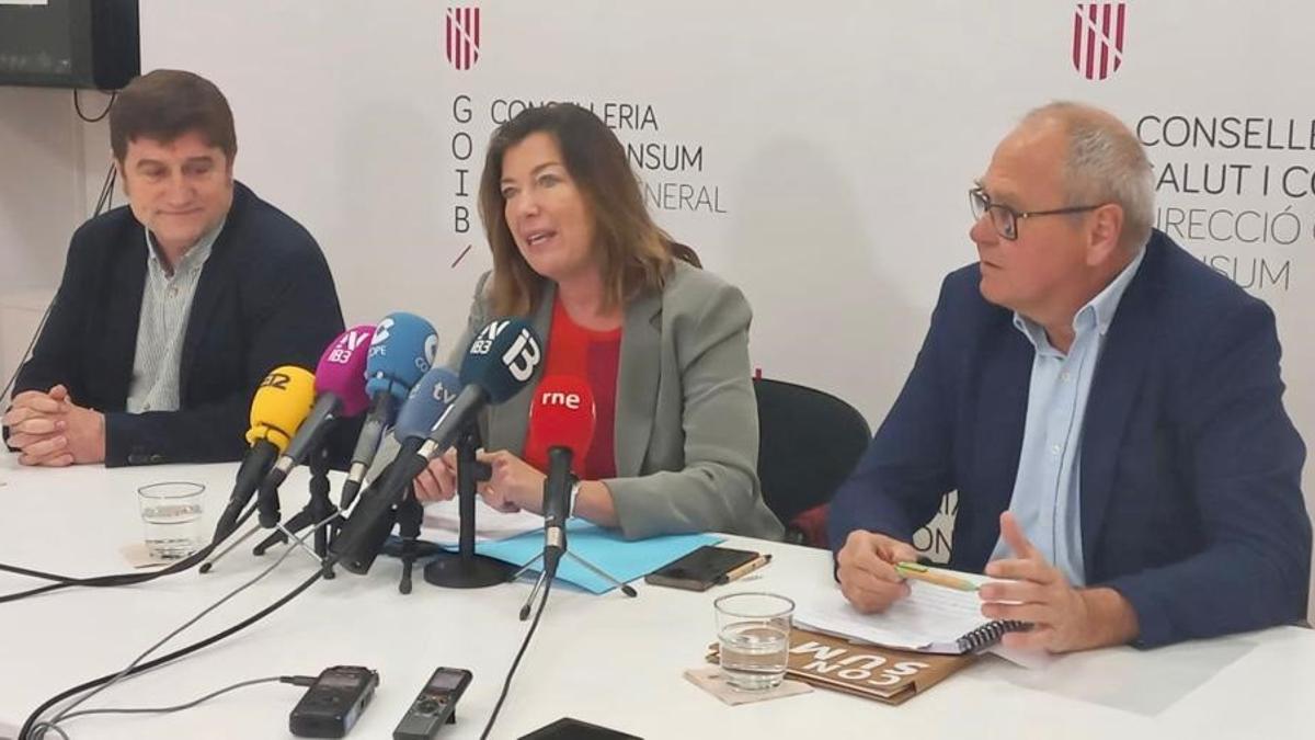 Guillem Bou, autor del informe; Patricia Gómez, consellera de Salud; y el director general de Consumo, Félix Alonso