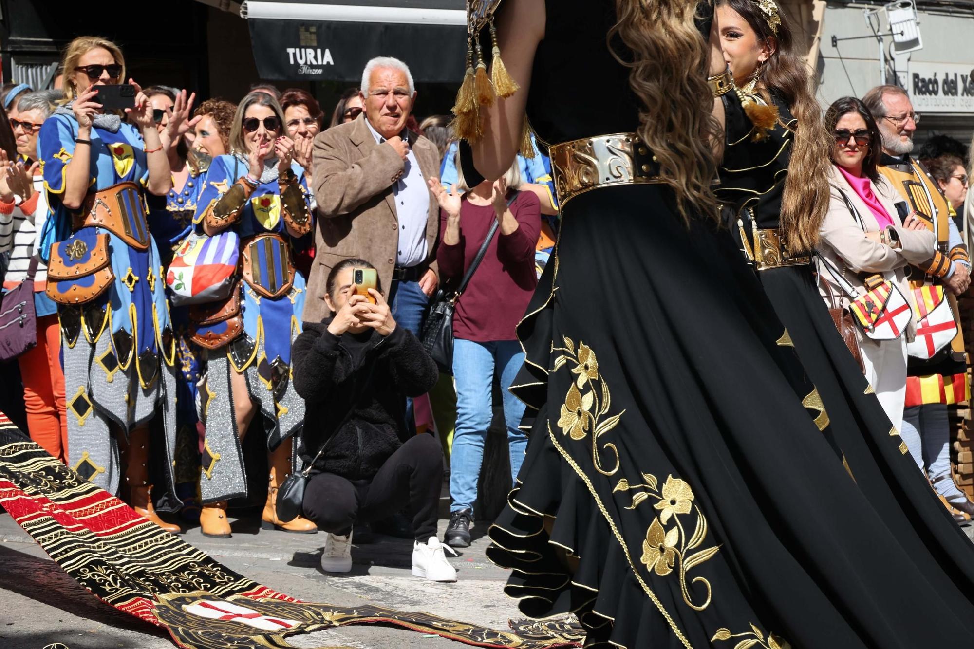 El Sant Jordiet entre claveles en la procesión de la Reliquia