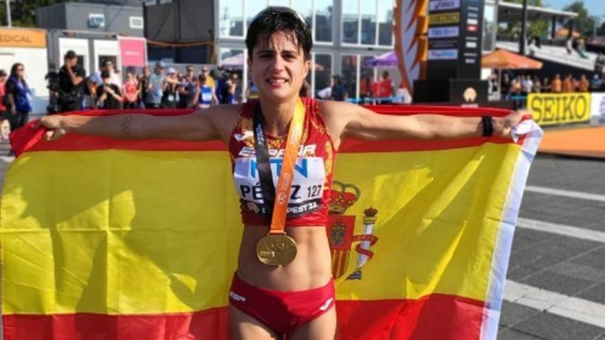 La atleta María Pérez abraza a su entrenador tras ganar el oro en marcha