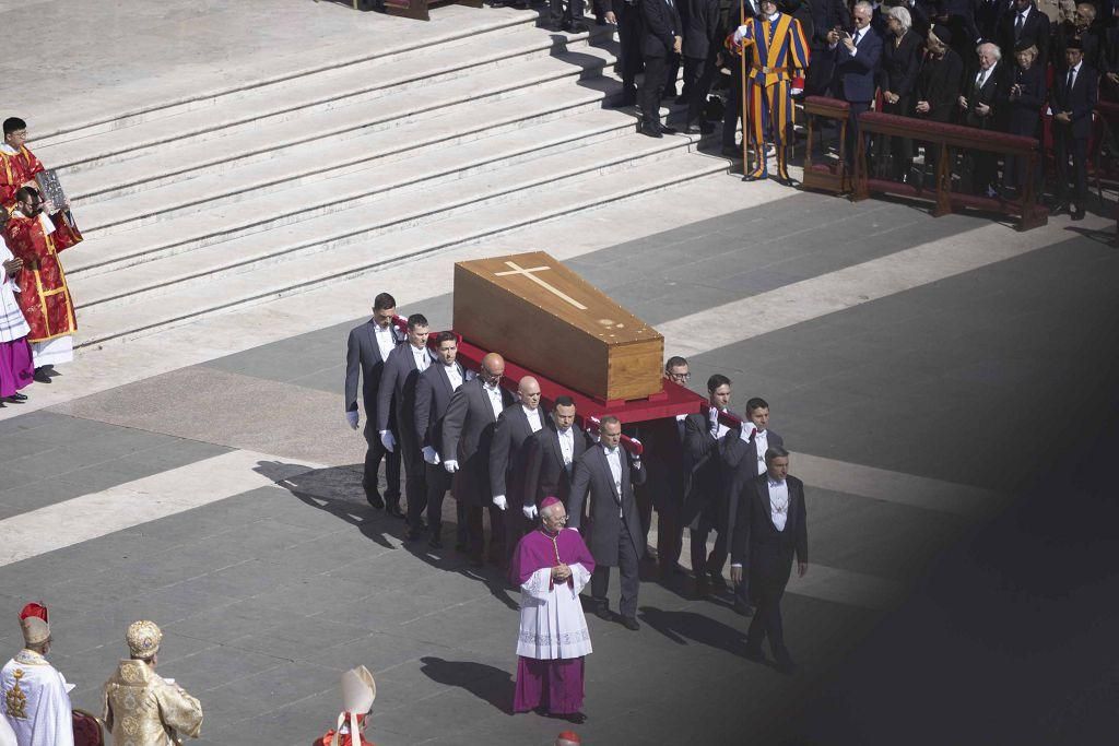 El funeral del papa Francisco en la Plaza de San Pedro del Vaticano, en imágenes