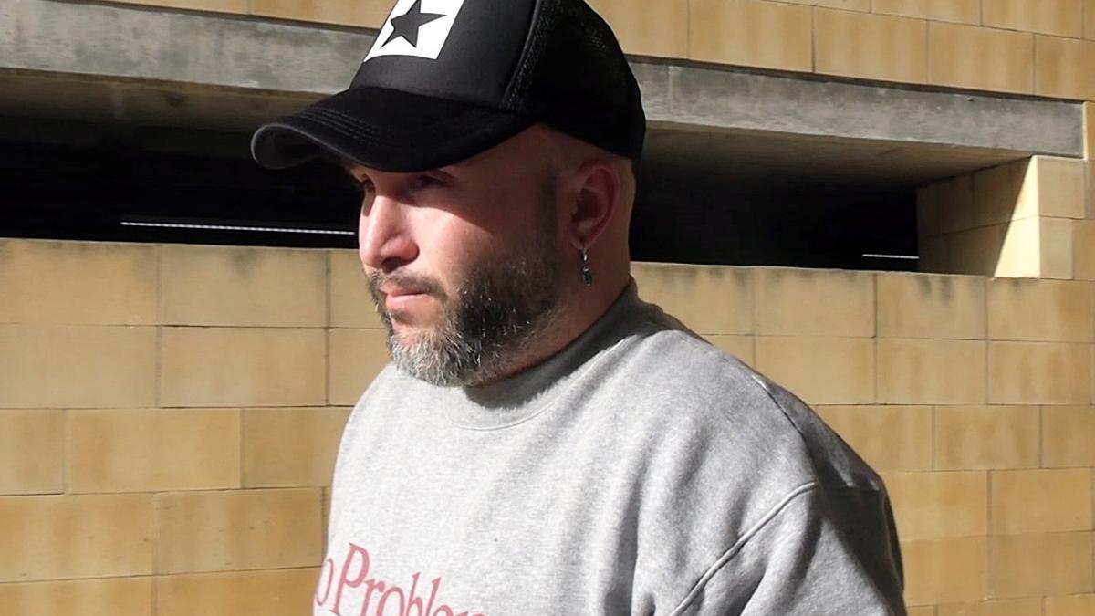 Kiko Rivera sale corriendo al ser preguntado sobre el ingreso hospitalario de su madre.
