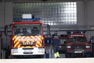 Arde un pino en la carretera de Santa Eulària