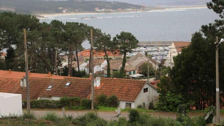 El Concello debe hacerse cargo de los viales y todo lo que incorpora la Urbanización San Vicente do Mar, en la foto. // Muñiz