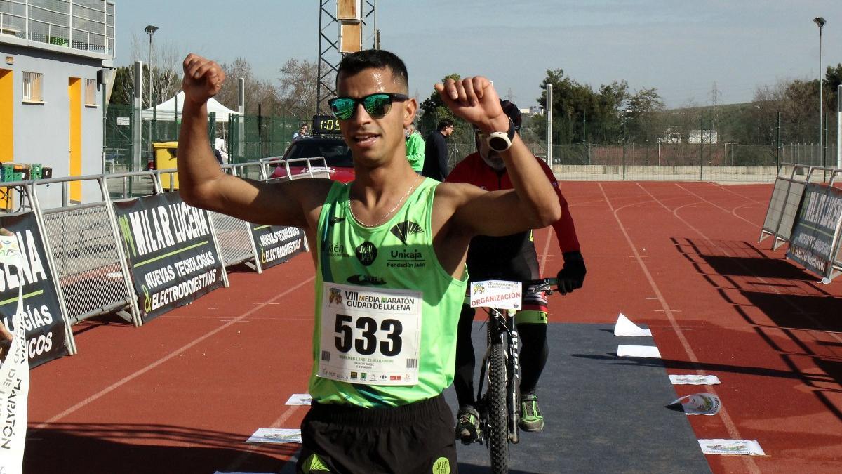 Mohamed Lansi celebra la victoria en la Media Maratón Ciudad de Lucena.