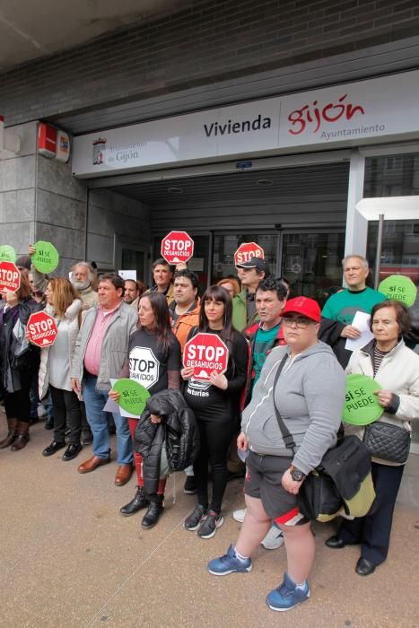 Concentración ante la oficina de vivienda de Gijón de la plataforma antidesahucios