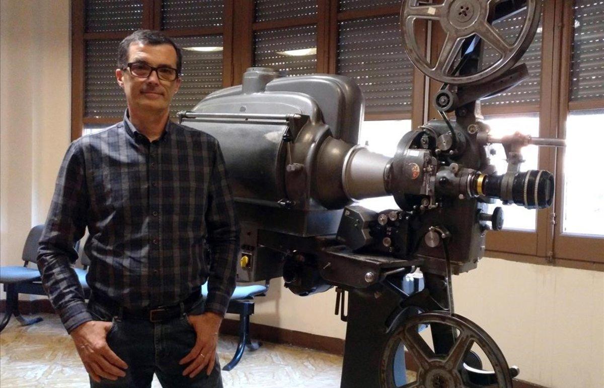 Pere Aumedes, gerente de Circuit Urgellenc, junto a un proyector de 35 mm Ossa VI-C.