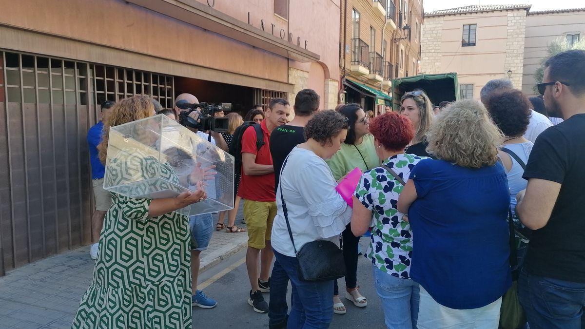 Trabajadores de Siro en Toro acceden al Teatro Latorre en el que se celebró la asamblea.