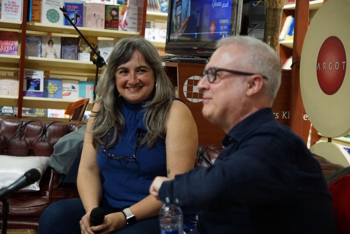 Mònica Mira junto al escritor Julio César Cano en la presentación de la última novela del autor en Argot.
