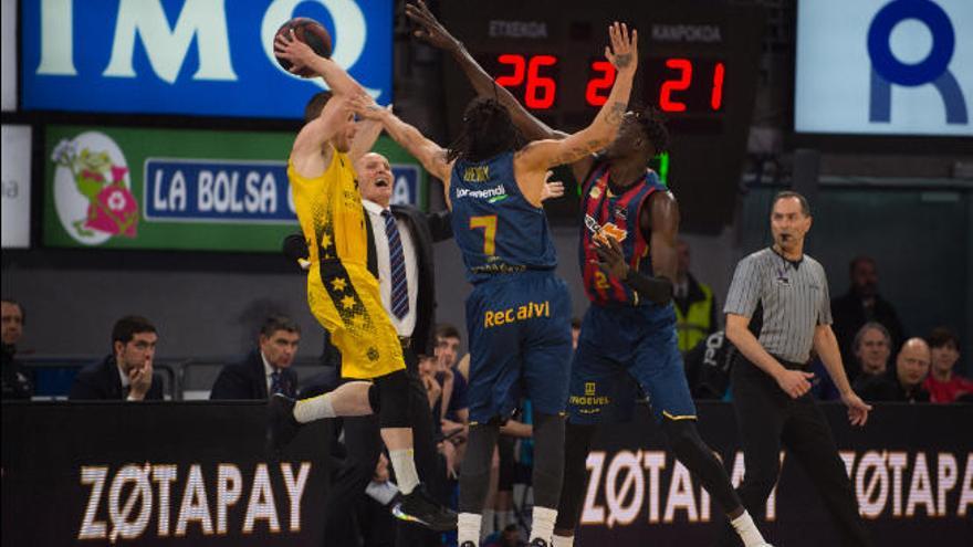 Huertas trata de pasar el balón ante la defensa de Henry y Diop.