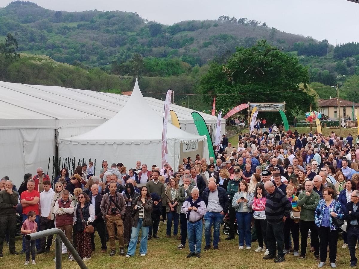 Ambiente en la Feria del Salmón de Cornellana (Salas).