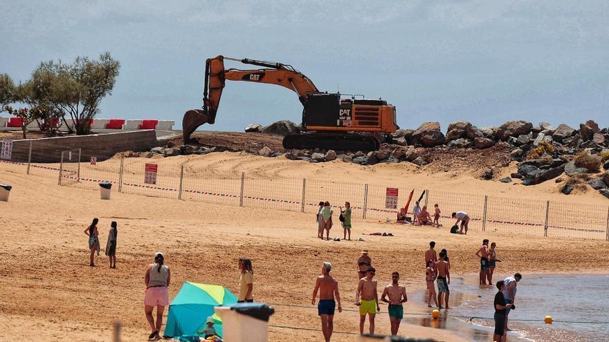 Obras en la escollera de la parte final de la playa de Las Teresitas
