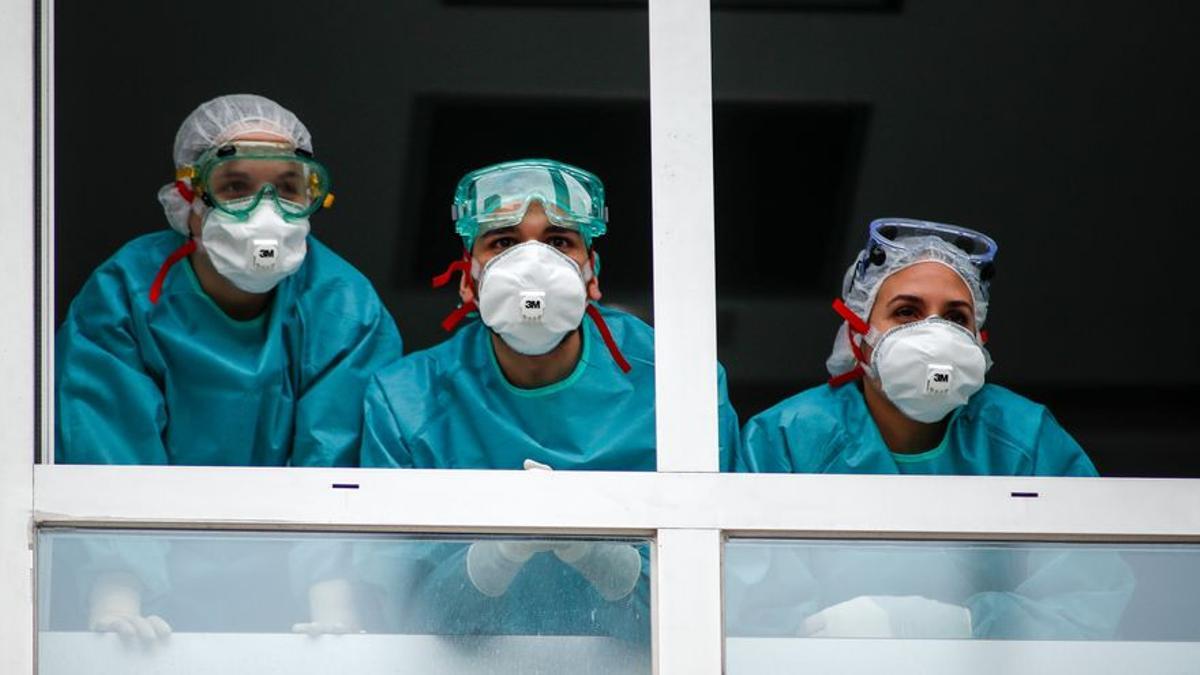 Sanitarios en un hospital de Madrid en la primera ola de la pandemia.