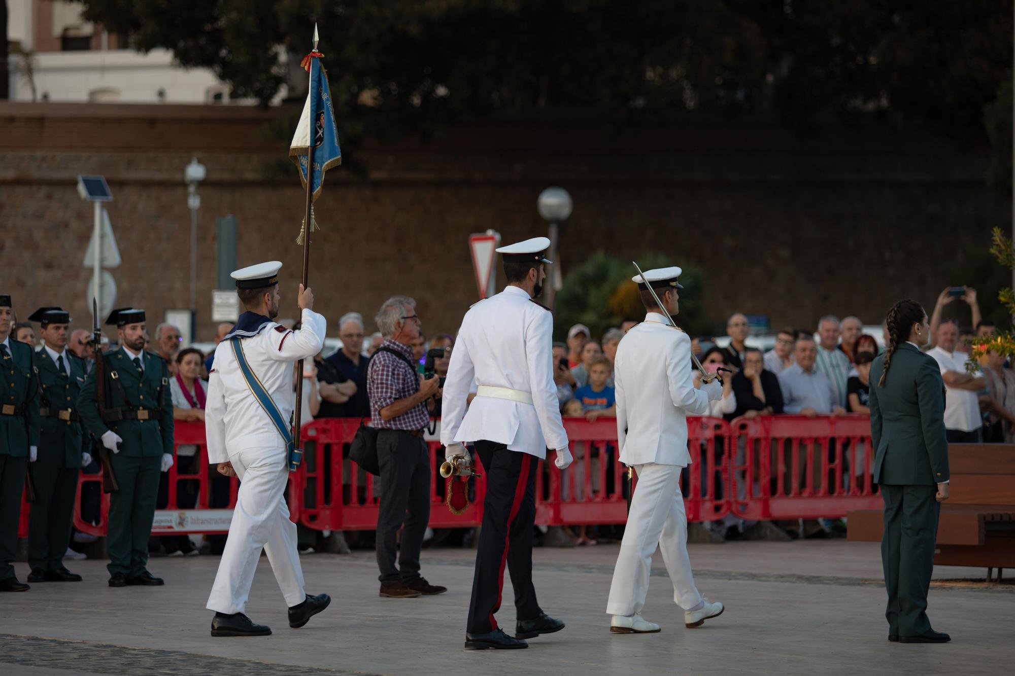 Arriado de la bandera de España en Cartagena