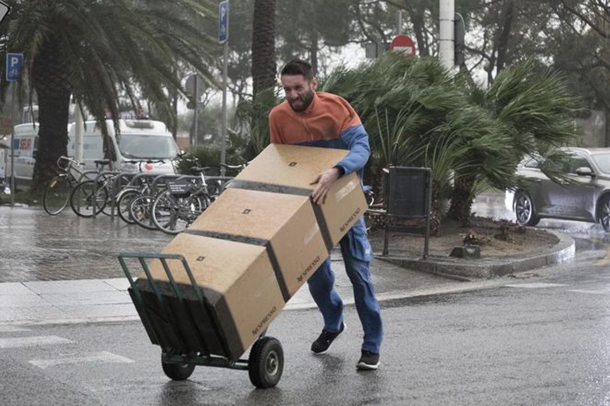 Un trabajador transportando cajas.