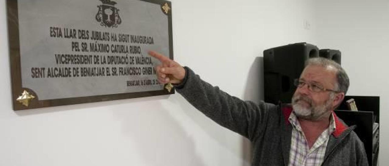 El PP de Beniatjar impulsa la retirada de las placas de «políticos corruptos»