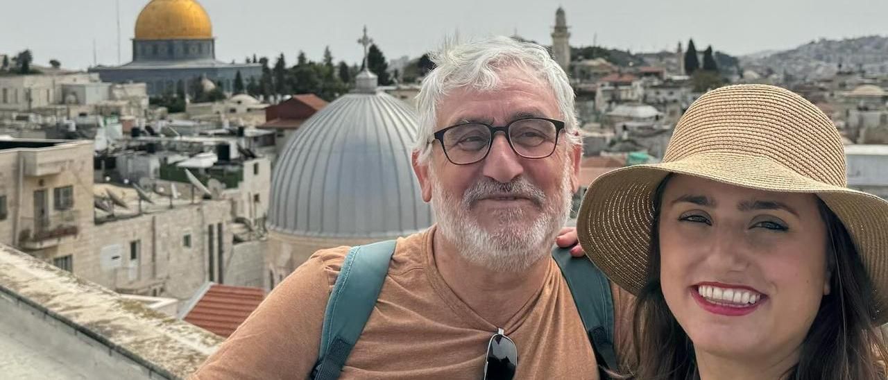 Raisa junto a su padre, Manuel Simón, de turismo por Jerusalén antes de los últimos ataques.