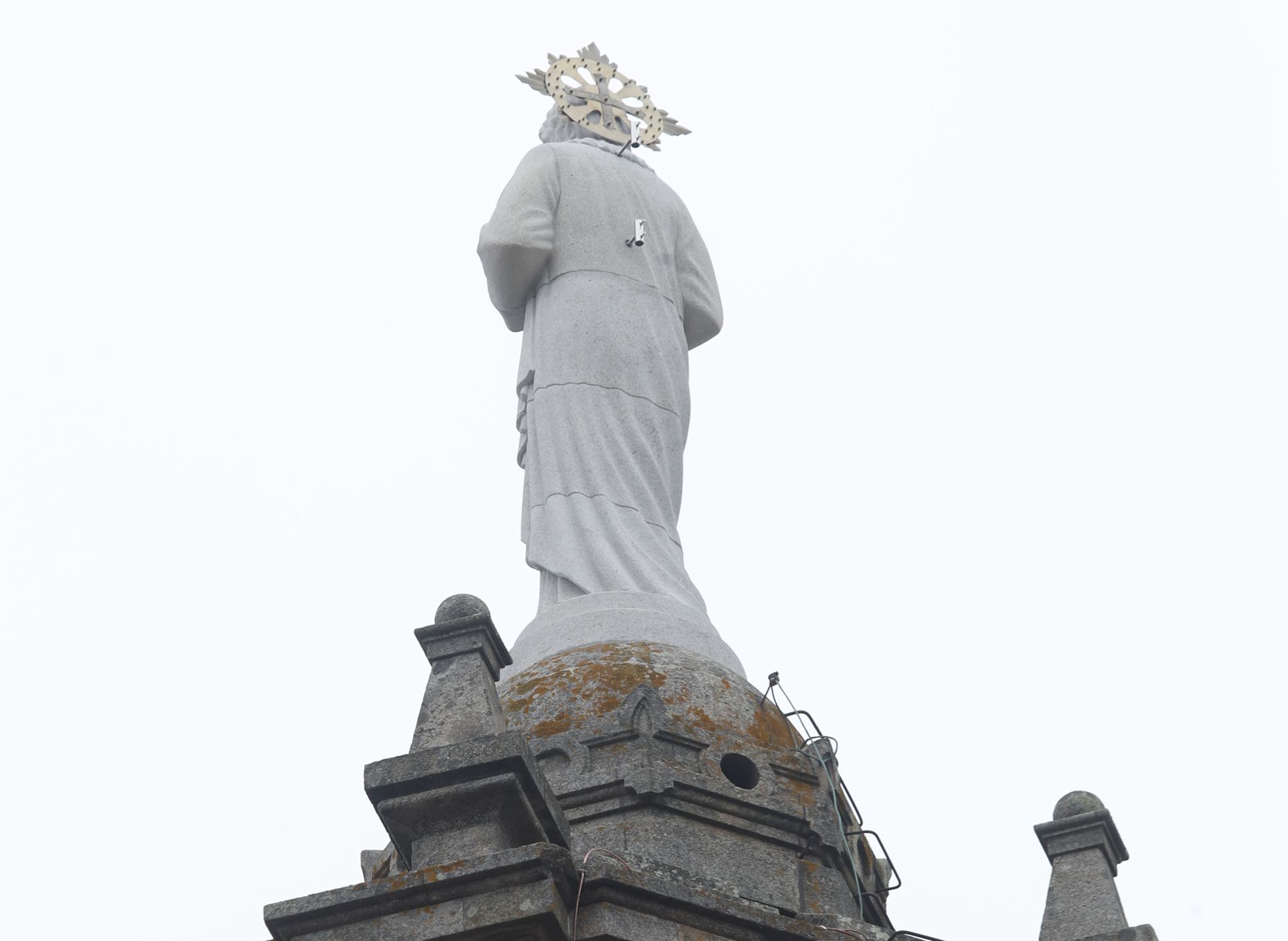 Así fue la instalación del Cristo en A Guía