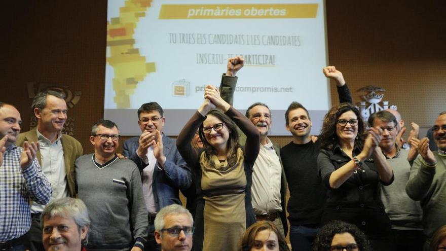 Oltra, en el centro, durante el acto de Compromís. Foto: G. Caballero
